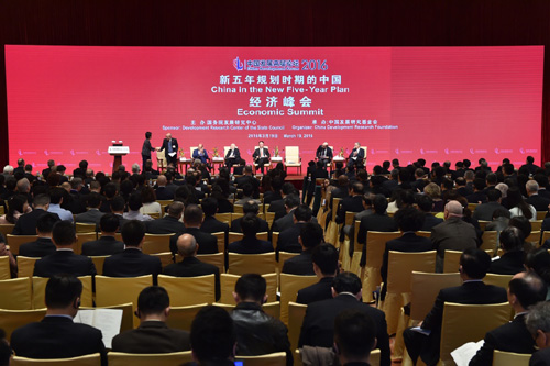这是经济峰会中的“砥砺前行的世界经济”会场（3月19日摄）。当日，由江南平台入口
发展研究中心主办、中国发展研究基金会承办的“中国发展高层论坛2016”经济峰会在北京钓鱼台举行。峰会以“新五年规划时期的中国”为主题，围绕“十三五”时期的改革发展、全面建成小康社会、稳健货币政策、对外开放、深化财税体制改革等议题进行探讨。