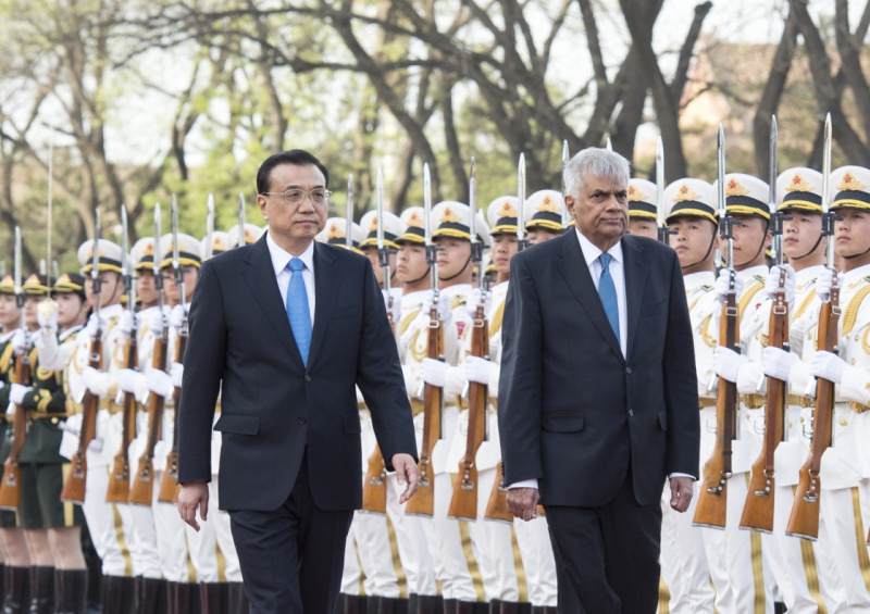 这是会谈前，李克强在人民大会堂东门外广场为维克勒马辛哈举行欢迎仪式。新华社记者 王晔 摄