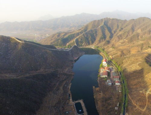 这是4月10日航拍的黄花城长城。黄花城长城位于北京市怀柔区九渡河镇境内，是一处融青山、碧水、长城、古树为一体的旅游休闲胜地。新华社记者 邢广利 摄