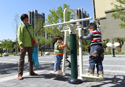 4月14日，一位老人带着孩子在北京昌平区回龙观融泽嘉园小区内休息。