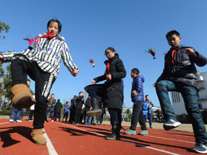 300江苏苏州：小学生寒冬健身.jpg